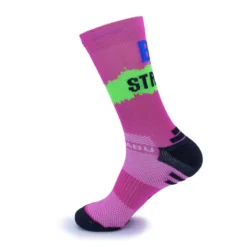 CALCETINES "BE STRONG" FUCSIA DE RUNNING -Deporte Total Shop calcetines be strong fucsia de running 2