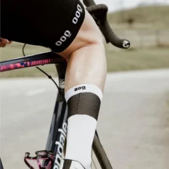 Calcetines De Ciclismo Altos Blancos Verano Unisex Le Club Pro Mooquer 6 Calcetines De Ciclismo Altos Blancos Verano Unisex Le Club Pro Mooquer -Deporte Total Shop calcetines de ciclismo altos blancos verano unisex le club pro mooquer 2