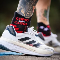 CALCETINES RUNNING TOBILLEROS #COMOUNACABRA Unisex KAMUABU Rojo/negro 9 CALCETINES RUNNING TOBILLEROS #COMOUNACABRA Unisex KAMUABU Rojo/negro -Deporte Total Shop calcetines running tobilleros comounacabra unisex kamuabu rojonegro 4