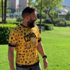 CAMISETA DE RUNNING #COMOUNACABRA Para HOMBRE - KAMUABU Amarilla 110grs -Deporte Total Shop camiseta de running comounacabra para hombre kamuabu amarilla 110grs 3