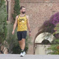 CAMISETA DE RUNNING #COMOUNACABRA Para HOMBRE - KAMUABU Amarilla De Tirantes -Deporte Total Shop camiseta de running comounacabra para hombre kamuabu amarilla de tirantes 3