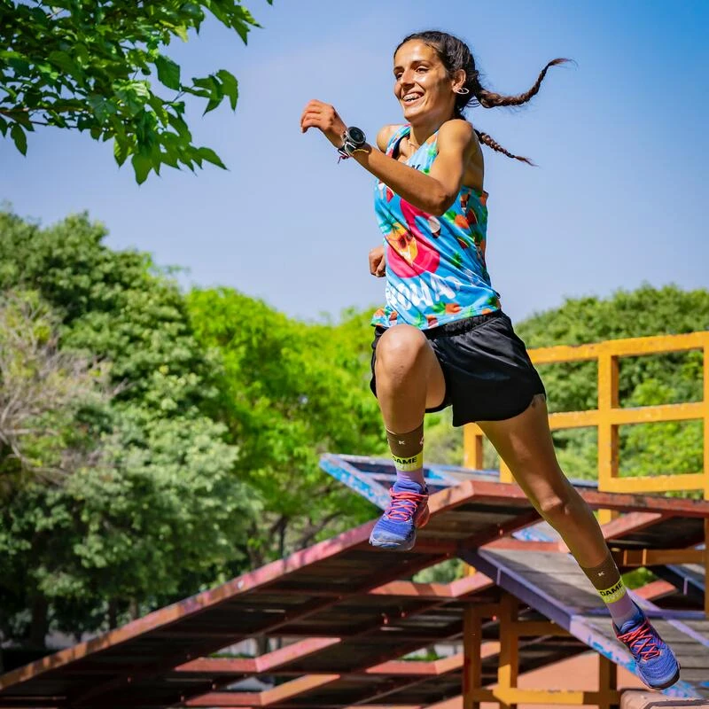 CAMISETA DE RUNNING #PINEAPPLE Para MUJER - KAMUABU Color Azul De Tirantes 4 CAMISETA DE RUNNING #PINEAPPLE Para MUJER - KAMUABU Color Azul De Tirantes - Imagen 4