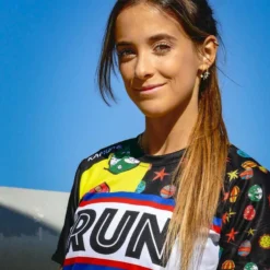 CAMISETA DE RUNNING #PLANETAS Para MUJER - KAMUABU Color AMARILLO/NEGRO 110grs -Deporte Total Shop camiseta de running planetas para mujer kamuabu color amarillonegro 110grs 3