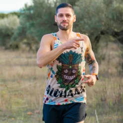 CAMISETA DE RUNNING #SANDBEACH Para HOMBRE - KAMUABU Color Arena De Tirantes -Deporte Total Shop camiseta de running sandbeach para hombre kamuabu color arena de tirantes 3