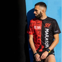 CAMISETA DE RUNNING #SOYMARATON Para HOMBRE - KAMUABU Color ROJO/NEGRO 110grs -Deporte Total Shop camiseta de running soymaraton para hombre kamuabu color rojonegro 110grs 3