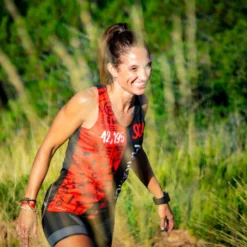 CAMISETA DE RUNNING #SOYMARATON Para MUJER - KAMUABU Roja/negra De Tirantes -Deporte Total Shop camiseta de running soymaraton para mujer kamuabu rojanegra de tirantes 3