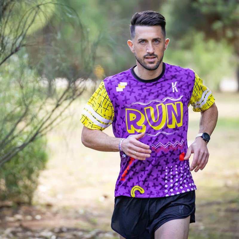 CAMISETA DE RUNNING #XXO RUN Para HOMBRE - KAMUABU Color MORADA 90grs 4 CAMISETA DE RUNNING #XXO RUN Para HOMBRE - KAMUABU Color MORADA 90grs - Imagen 4